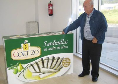 Alfonso Moreno de la Santa con publicidad de Cortizo